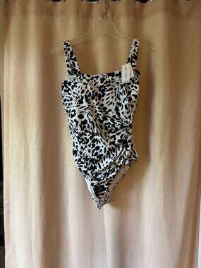 Jantzen Women's Tummy Control Square Neck One Piece Swimsuit in Black & White Sp